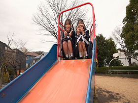 団地ふたりぼっち 姉すみれちゃん 妹ももちゃん パパとママがいない夜に・・・　サンプル画像04